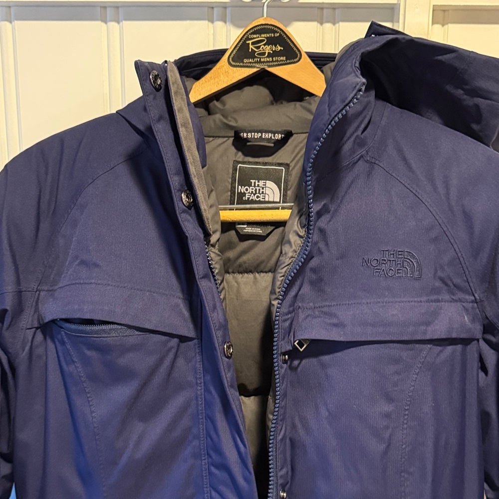 The North Face women’s navy M down puffer coat. EUC. - Picture 5 of 14